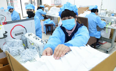 制衣店改線生產(chǎn)口罩 全力滿足市場(chǎng)需求