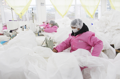 全州近百家企業在疫情期間保障生產，防護用品企業全面發力